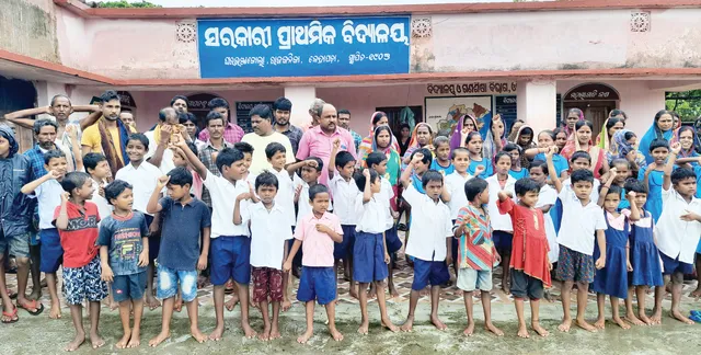 ଚାଉଳରେ ପୋକ ସାଲୁବାଲୁ, ମଧ୍ୟାହ୍ନଭୋଜନ ବନ୍ଦ