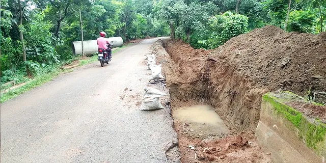ରାସ୍ତା ମରାମତି ଅଧାପନ୍ତରିଆ, ବ୍ୟାରିକେଡ୍‌ ନାହିଁ