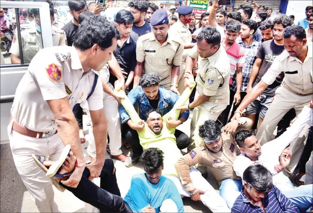 ରୁଚିକା ମହାନ୍ତି ଆତ୍ମହତ୍ୟାର ତଦନ୍ତ ଦାବିରେ ଓଡ଼ିଶା ବନ୍ଦ: ମାଷ୍ଟରକ୍ୟାଣ୍ଟିନ, ମହର୍ଷି କଲେଜ ସାମ୍ନାରେ ବିକ୍ଷୋଭ