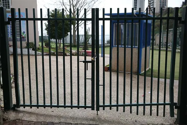 ସ୍କୁଲ୍‌ କାର୍ଯ୍ୟାଳୟ ଓ ଗୋଦାମ ଗୃହରେ ତାଲା ପକାଇଲେ ନିଲମ୍ବିତ ଶିକ୍ଷୟିତ୍ରୀ