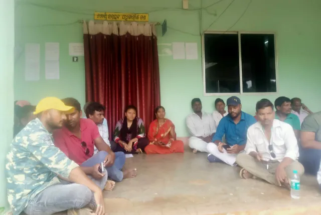 ବିଡିଓଙ୍କ କାର୍ଯ୍ୟାଳୟ ସମ୍ମୁଖରେ ଧାରଣା ଦେଲେ ସରପଞ୍ଚ