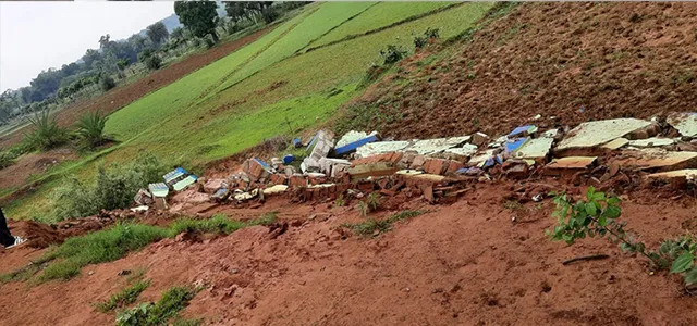 ମାଟିରେ ମିଶିଲା ସ୍କୁଲ ପାଚେରି