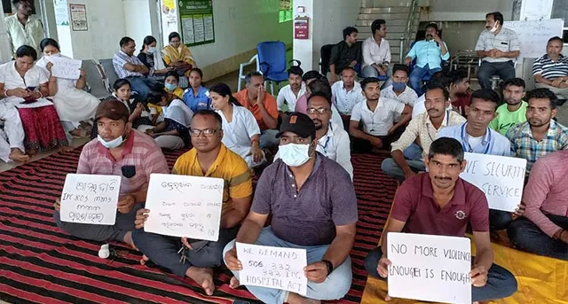 ଡାକ୍ତରଙ୍କୁ ମାଡ଼ ଘଟଣା, ଆନ୍ଦୋଳନକୁ ଓହ୍ଲାଇଲେ ସ୍ବାସ୍ଥ୍ୟକେନ୍ଦ୍ର କର୍ମଚାରୀ