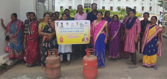 ରନ୍ଧନ ଗ୍ୟାସ ଦର ବୃଦ୍ଧି ପ୍ରତିବାଦରେ ମହିଳା କଂଗ୍ରେସର ବିକ୍ଷୋଭ