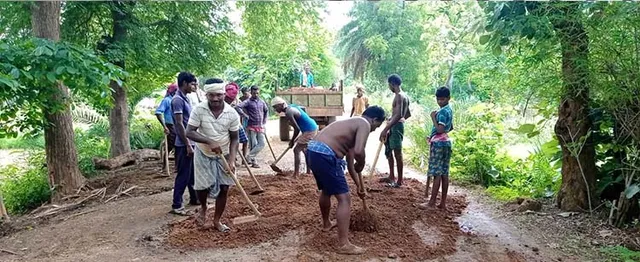 ଶୁଣିଲେନି ପଞ୍ଚାୟତ ଓ ବ୍ଲକ୍‌ କର୍ତ୍ତୃପକ୍ଷ, ରାସ୍ତା ମରାମତି କଲେ ଗ୍ରାମବାସୀ