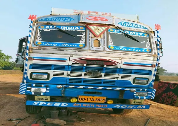 ତରତରା ଛକରୁ ଟ୍ରକ ଲୁଟ୍‌, ହେଲପରଙ୍କ ଗୋଡ଼ହାତ ବାନ୍ଧି ଫିଙ୍ଗିଦେଲେ