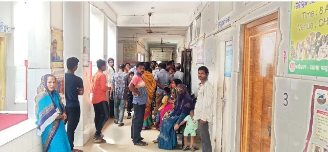 ଘଣ୍ଟା ଘଣ୍ଟା ଛିଡ଼ା ହେବା ପରେ ଫେରିଗଲେ ରୋଗୀ