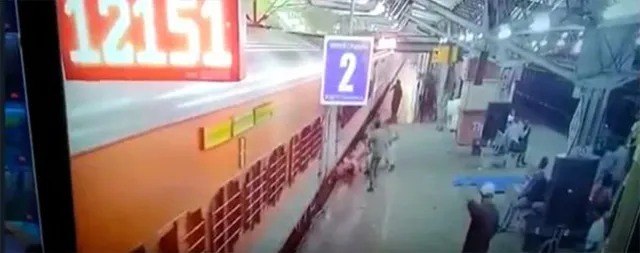 ଟ୍ରେନରୁ ଖସି ପଡୁଥିବା ମହିଳାଙ୍କୁ ଉଦ୍ଧାର କଲେ ଯବାନ