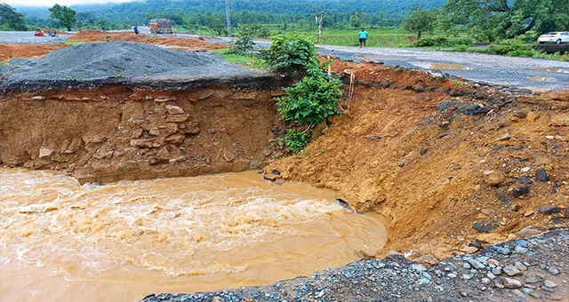 ଏନ୍‌ଏଚ୍‌ -୪୩ ବଣାଇଁ-ବାରକୋଟ ରାସ୍ତା ଅଧପନ୍ତରିଆ, କ୍ଷେତରେ ମାଡୁଛି ମୋରମ୍‌ ପାଣି