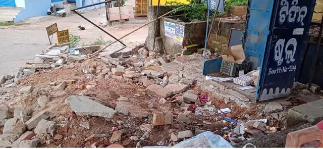 ରାସ୍ତା ପ୍ରଶସ୍ତି ଆଳରେ ଓମ୍‌ଫେଡ୍‌ ଷ୍ଟଲ ଭାଙ୍ଗିଦେଲେ