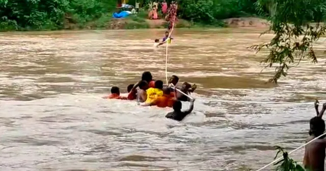 ପ୍ରସୂତିଙ୍କୁ ଉଚ୍ଛୁଳା ନଦୀ ପାର କରାଇଲେ ଅଗ୍ନିଶମ ବାହିନୀ