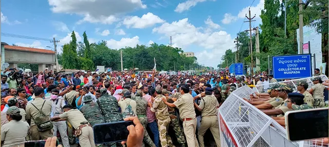 ଆବାସ ଘର ଅଧିକାର ଦାବି: ଗରିବ ସେନା ପକ୍ଷରୁ ଜିଲ୍ଲାପାଳ ଅଫିସ୍‌ ଘେରାଉ