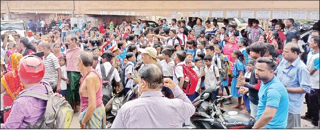 ବିସ୍ଫୋରକ ରୂପ ନେଲା ଅଭିଭାବକଙ୍କ ଅସନ୍ତୋଷ, ସ୍କୁଲ୍‌ରେ ତାଲା ପକାଇ ରାସ୍ତାରେ ବସିଲେ