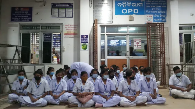 ରୋଗୀଙ୍କ ଆଟେଣ୍ଡାଣ୍ଟ ନର୍ସିଂ ଷ୍ଟାଫଙ୍କୁ ମାଡ଼ ମାରିଥିବା ଅଭିଯୋଗ: ଓପିଡି ଗେଟ୍ ବନ୍ଦ କରି ଧାରଣା ଦେଲେ କର୍ମଚାରୀ