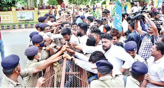 ଉଚ୍ଚଶିକ୍ଷା ମନ୍ତ୍ରୀଙ୍କ ବାସଭବନ ଘେରିଲା ଛାତ୍ର କଂଗ୍ରେସ