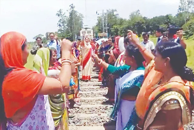 ସୁପରଫାଷ୍ଟ ରହଣି ସହ ଅନ୍ୟ ଦାବି ନେଇ ବୁଡ଼ାମରାରେ ରେଳରୋକ