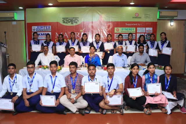 ଅନୁଗୁଳରେ ଅବିଭକ୍ତ ଢେଙ୍କାନାଳ ଜିଲ୍ଲାର ମାଟ୍ରିକ୍‌ ମେଧାବୀ ଛାତ୍ରଛାତ୍ରୀଙ୍କୁ ସମ୍ବର୍ଦ୍ଧନା 