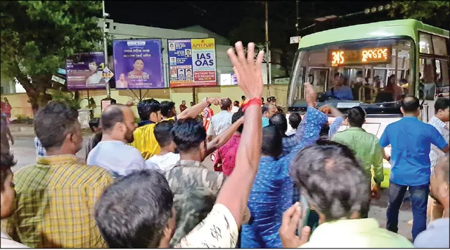 ଉତ୍ପାତ କଲେଣି ମୋ’ ବସ୍ ଡ୍ରାଇଭର, ୨୪ଘଣ୍ଟାରେ ଦୁଇ ଦୁର୍ଘଟଣା, ୨ଗୁରୁତର