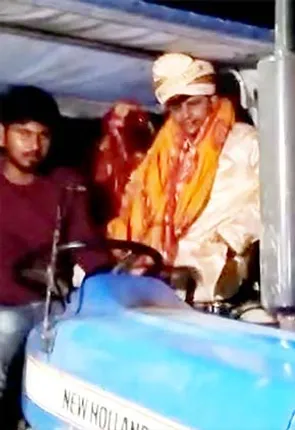 ଟ୍ରାକ୍ଟରରେ ଘରେ ପହଞ୍ଚିଲେ ନବଦମ୍ପତି, ରାସ୍ତା ଅବସ୍ଥା ବେହାଲ୍‌