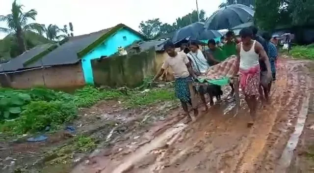 ଆମ୍ବୁଲାନ୍ସ ପହଞ୍ଚି ପାରିଲାନି, ଖଟିଆରେ ବୁହା ହେଲେ ଗର୍ଭବତୀ