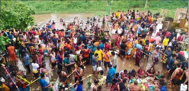ବୋଲବମ୍‌... ହର ହର୍‌ବମ୍‌...ତ୍ରିବେଣୀ ଘାଟରେ ପାଣି ଉଠାଇଲେ ୫ ହଜାର ଶ୍ରଦ୍ଧାଳୁ