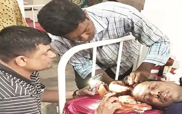 ଚାନ୍ଦବାଲି ଗୋଷ୍ଠୀ ସ୍ୱାସ୍ଥ୍ୟକେନ୍ଦ୍ରରେ ମୋବାଇଲ୍‌ ଟର୍ଚ୍ଚରେ ରୋଗୀସେବା କଲେ ସୁଇପର