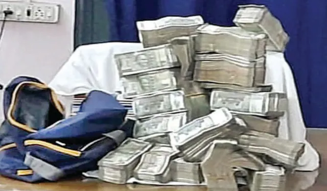 ଟଙ୍କାଭର୍ତ୍ତି କାର୍ ସହ ଧରାହେଲେ ୩ କଂଗ୍ରେସ ବିଧାୟକ