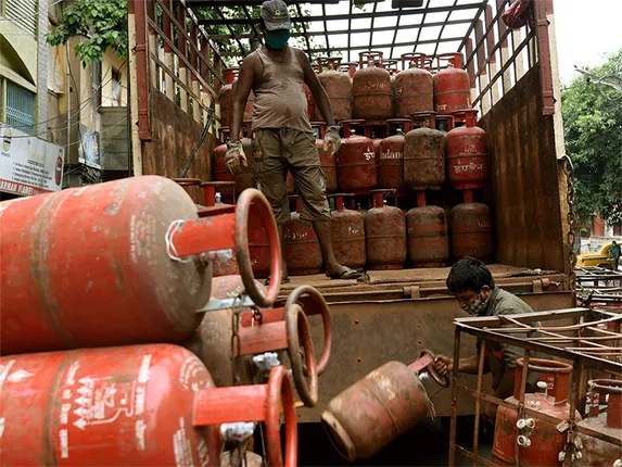 ଗ୍ୟାସ ଦର ବୃଦ୍ଧି, ଗରିବ ପୁରୁଣା ଜାଳେଣିକୁ ଫେରୁଛନ୍ତି