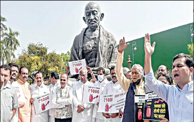 ବିରୋଧୀଙ୍କ ସମାଲୋଚନା: ପାର୍ଲାମେଣ୍ଟରେ ନିଷିଦ୍ଧ ହେଲା ପାମ୍ଫଲେଟ୍‌, ପ୍ଲାକାର୍ଡ