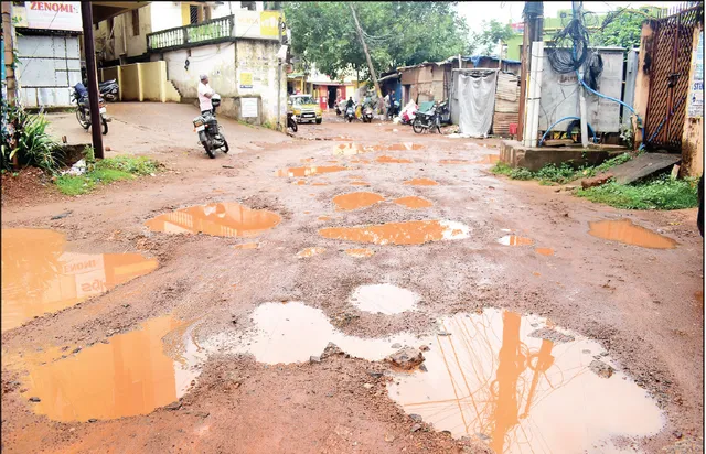 ସନ୍ତୋଷୀବିହାରରେ ଜନଅସନ୍ତୋଷ: ଖରା ଦିନେ ଧୂଳି, ବର୍ଷାରେ କାଦୁଅ