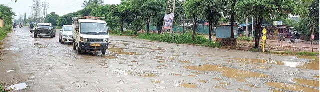 ରେଲୱେ ମାର୍କେଟ୍‌ ଛକ ରାସ୍ତା ଶୋଚନୀୟ: ୨୦୦ ମିଟର ରାସ୍ତା‌ରେ ୨୦୦ ଖାଲ