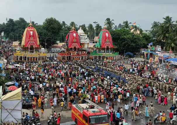 ରଥ ଆଜ୍ଞାମାଳ ବିଜେ ପରେ ତିନି ରଥର ଦକ୍ଷିଣ ମୋଡ଼ ପାଇଁ ରଥ ଟଣା ଆରମ୍ଭ
