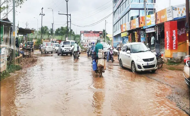 ରାସ୍ତା ନା ପୋଖରୀ: ଦୋଷ କରୁଛି ବିଭାଗ, ଲୋକେ ଭୋଗୁଛନ୍ତି