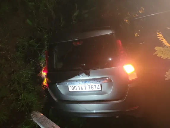 ଓଲଟିଲା କାର୍: ଗୋଟିଏ ପରିବାରର ୪ ଆହତ, ୨ ଗୁରୁତର