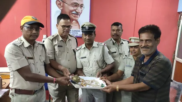 ୪୦ ତୋଳା ସୁନା ଗହଣା ଚୋରି ମାମଲାରେ ୩ ଗିରଫ,  ଭୟରେ ଫିନାଇଲ ପିଇଲା ମୁଖ୍ୟ ଅଭିଯୁକ୍ତ