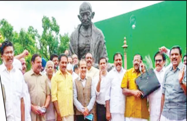 ସୋନିଆ-ସ୍ମୃତି ବିବାଦ: ସଂସଦ ପରିସରରେ କଂଗ୍ରେସ ସାଂସଦଙ୍କ ଆନ୍ଦୋଳନ