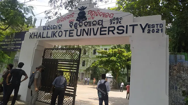 ଖଲ୍ଲିକୋଟ କଲେଜ ନାମଫଳକ ବିବାଦ ହଟିଲା, ସଂଶୋଧନ କଲେ କର୍ତ୍ତୃପକ୍ଷ