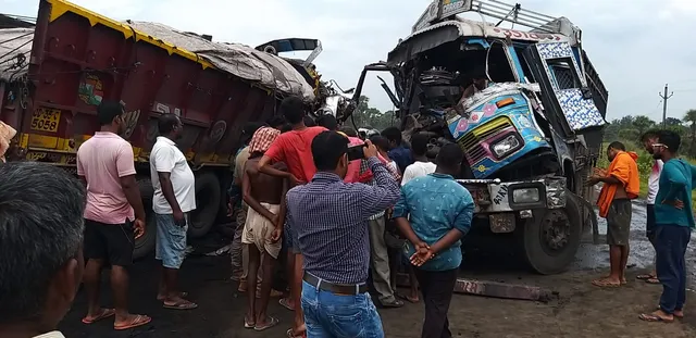 ଦୁଇ ଟ୍ରକ ମୁହାଁମୁହିଁ ଧକ୍କା: ଜଣେ ଡ୍ରାଇଭର ମୃତ