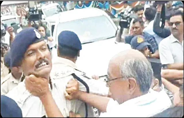 ଭୋପାଳରେ କଂଗ୍ରେସ କର୍ମୀ-ପୁଲିସ ଧସ୍ତାଧସ୍ତି, ପୁଲିସର କଲାର୍‌ ଧରିଲେ ଦିଗ୍‌ବିଜୟ