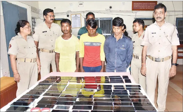 ପୁଲିସ ପଞ୍ଝା‌ରେ ମୋବାଇଲ୍‌ ଲୁଟେରା ଗ୍ୟାଙ୍ଗ୍‌