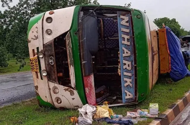 ହାଇୱା ଧକ୍କାରେ ଓଲଟିଲା ବସ; ୨୦ ଯାତ୍ରୀ ଆହତ, ୪ ଗୁରୁତର