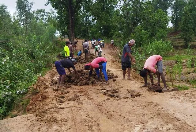ପ୍ରଶାସନ ଶୁଣିଲାନି: ଅଧପନ୍ତରିଆ ରାସ୍ତାର ନିର୍ମାଣ କାମ ପାଇଁ ଗ୍ରାମବାସୀ ଅଣ୍ଟା ଭିଡ଼ିଲେ