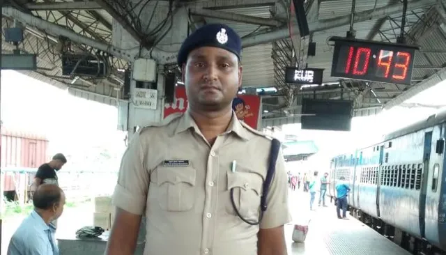 ରେଳ ମନ୍ତ୍ରାଳୟର ଘୋଷଣା: ଜୀବନ ରକ୍ଷକ ପଦକ ସହିତ ଏକଲକ୍ଷ ଟଙ୍କା ପାଇବେ କନେଷ୍ଟବଳ ସୁବ୍ରତ ମହାରଣା