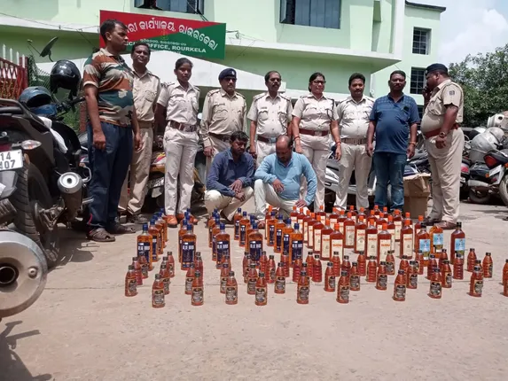 ରାଉରକେଲା: ସ୍କୁଲ ନିକଟ ଢ଼ାବାରେ ଅବକାରୀ-ପୁଲିସ ଚଢ଼ାଉ, ବିପୁଳ ପରିମାଣରେ ବିଦେଶୀ ମଦ ଜବତ।