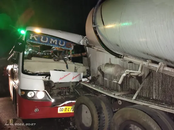 ଟ୍ରେଲରକୁ ପଛପଟୁ ଧକ୍କା ଦେଲା ବସ୍‌, ୨୦ ଯାତ୍ରୀ ଆହତ