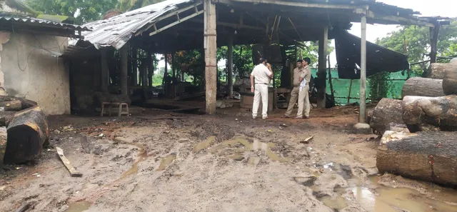 ବାଲିପାଟଣା ବନାଞ୍ଚଳ ଅଧୀନସ୍ଥ ୨ କରତ କଳ ଉପରେ ବନ ବିଭାଗ ପକ୍ଷରୁ ଚଢ଼ାଉ