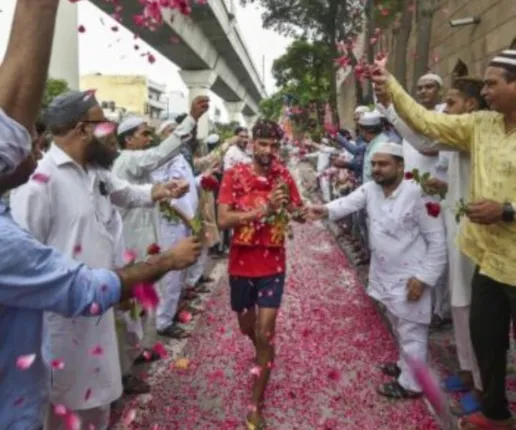 କାଉଡିଆମାନଙ୍କୁ ଫୁଲମାଳ ପିନ୍ଧାଇ ସ୍ୱାଗତ କଲେ ମୁସଲମାନ ସଂପ୍ରଦାୟ, ଦେଖନ୍ତୁ ଭିଡ଼ିଓ