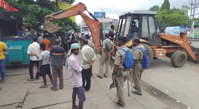 ଦିନରେ ଜବରଦଖଲ ଉଚ୍ଛେଦ, ରାତିରେ ମରାମତି ହେଲା ବସ୍‌ ଷ୍ଟାଣ୍ଡ