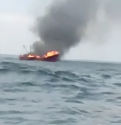 ପୁଣି ସମୁଦ୍ର ମଝିରେ ମାଛଧରା ଟ୍ରଲର ଜଳିଗଲା, ବର୍ତ୍ତିଲେ ୯ ମତ୍ସ୍ୟଜୀବୀ