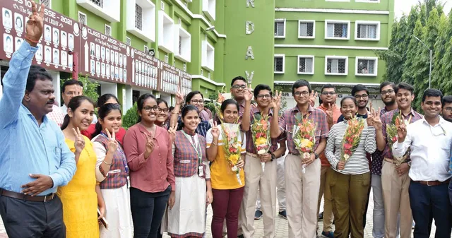 ବିଜ୍ଞାନରେ ଏଲ୍‌ଆର୍‌ ଡିଏଭିର ପୀୟୂଷ, ବାଣିଜ୍ୟରେ ସିଡିଏ ଡିଏଭିର ଐଶ୍ବର୍ଯ୍ୟା, କଳାରେ ଡିପିଏସ୍ କଳିଙ୍ଗର ଅନନ୍ୟା ଟପର୍‌